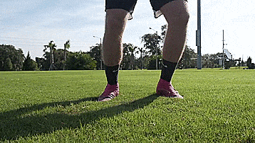 怎样学足球我是新手（五个初学者必会的足球基本技巧）