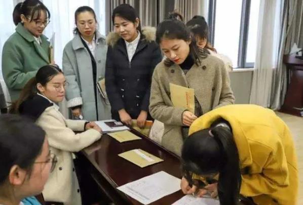 高校辅导员工资有多少？看到工资条后，才明白为啥导员这么吃香