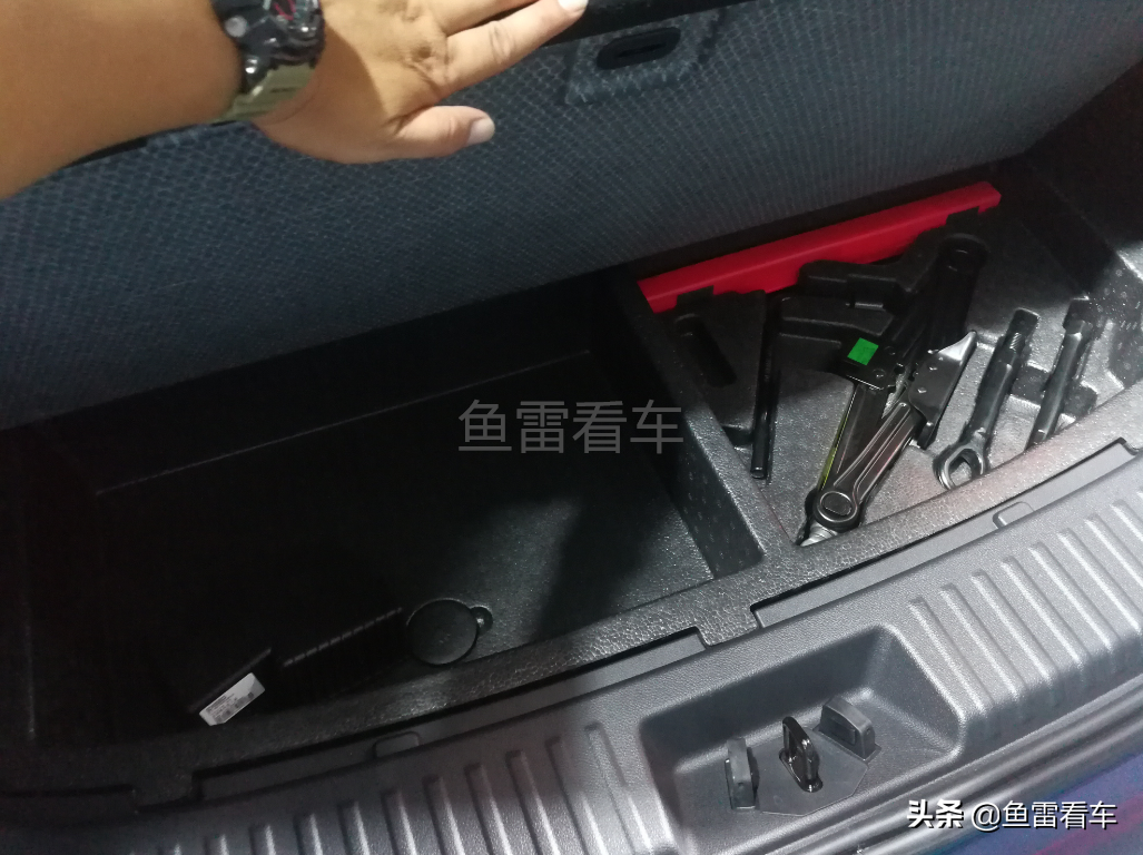 一排最爽，二排尚可，三排凑合，车展零距离体验奇瑞星途VX空间