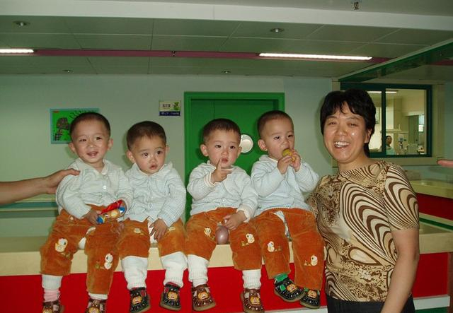 湖南4胞胎高考成绩出来了，出生时全城轰动，爸爸打4份工抚养孩子