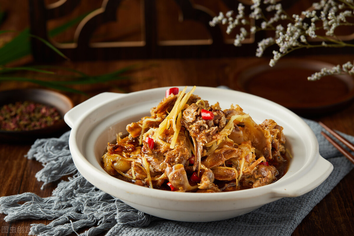 炒至表面焦黄,加酱油,翻炒均匀切好的鸭肉加盐,生抽,蚝油,胡椒粉,姜丝