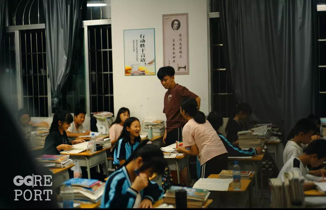 九连真人：小镇青年因为乐队的夏天一曲成名，留在故乡，还是去北京？