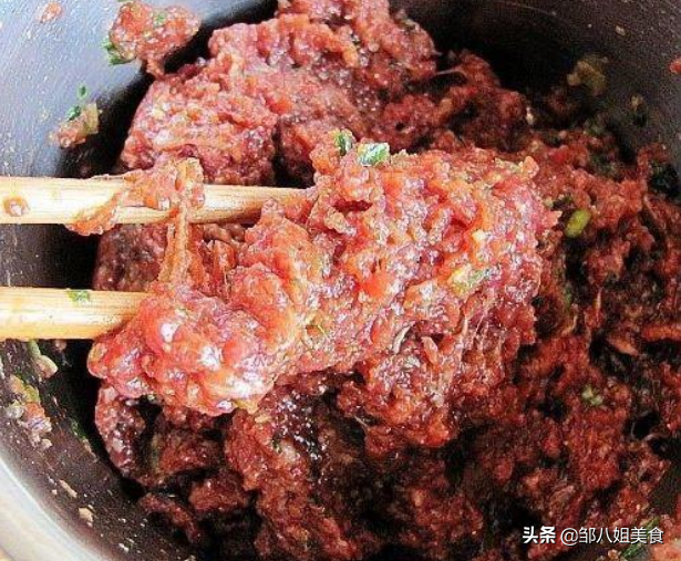 牛肉饺子馅的做法(做牛肉馅饺子，记住“2放3不放1窍门”，饺子鲜香多汁，不腥不柴)