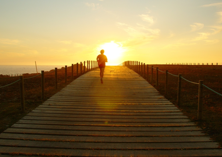 高考674分考上清华，在采访中痛哭，父亲每天挑200担沙供他念书