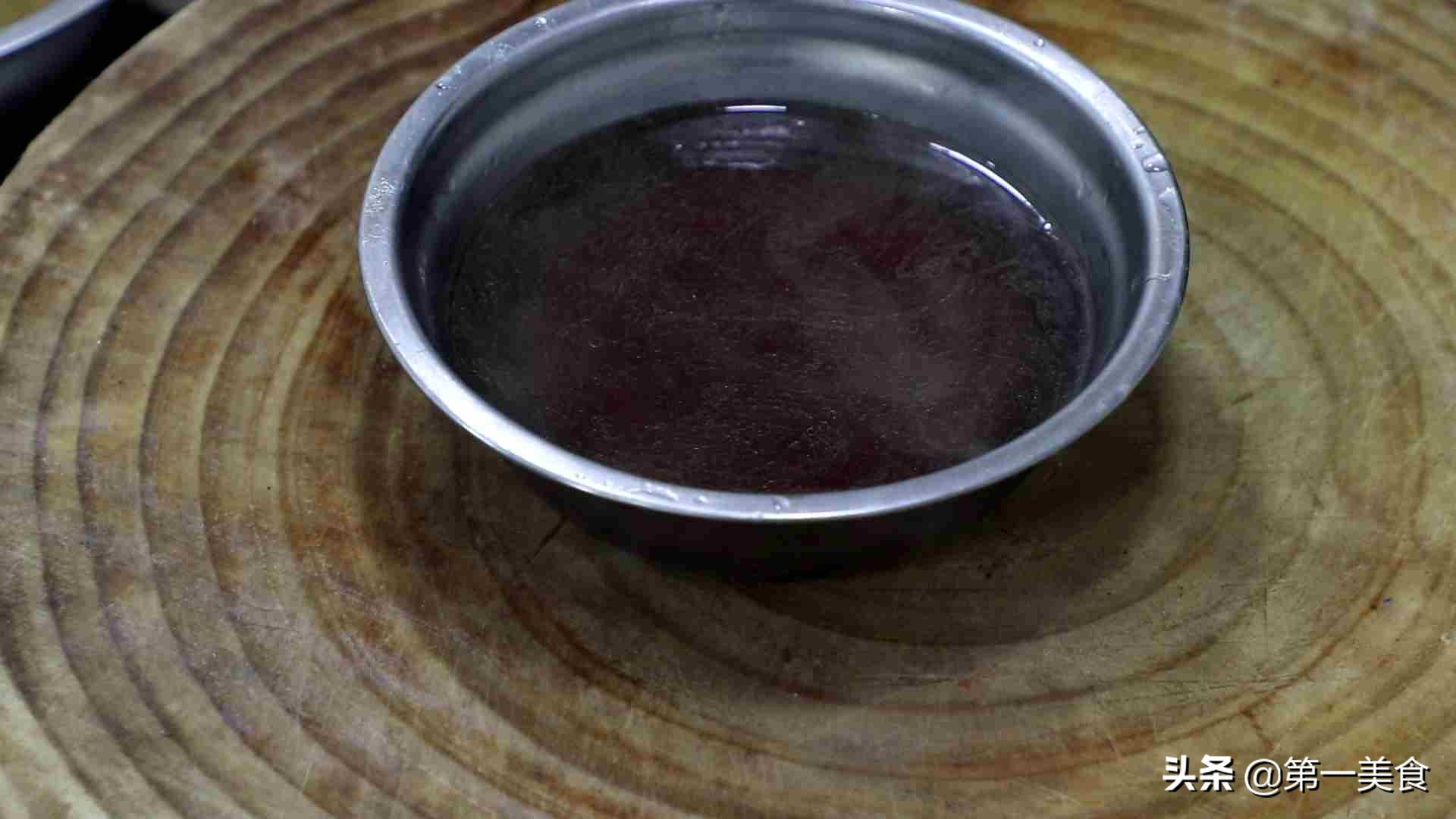 鱼要怎么烧好吃（鲈鱼这样烧着吃，汤汁浓郁，骨烂肉香，厨师长详细展示每个步骤）