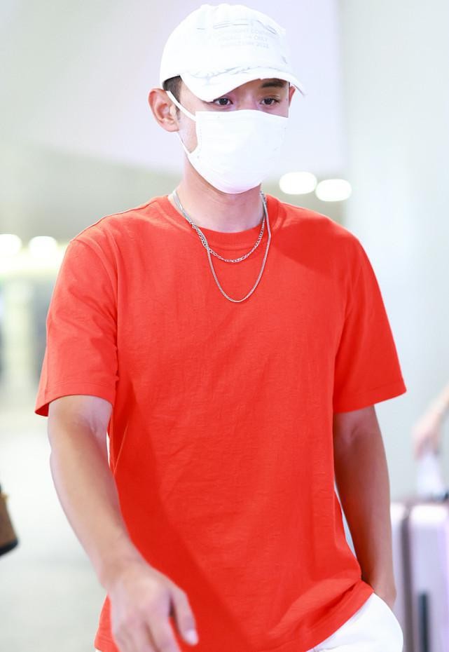 张继科状态保持挺好,橘色t恤配短裤率性有型,满屏都是荷尔蒙