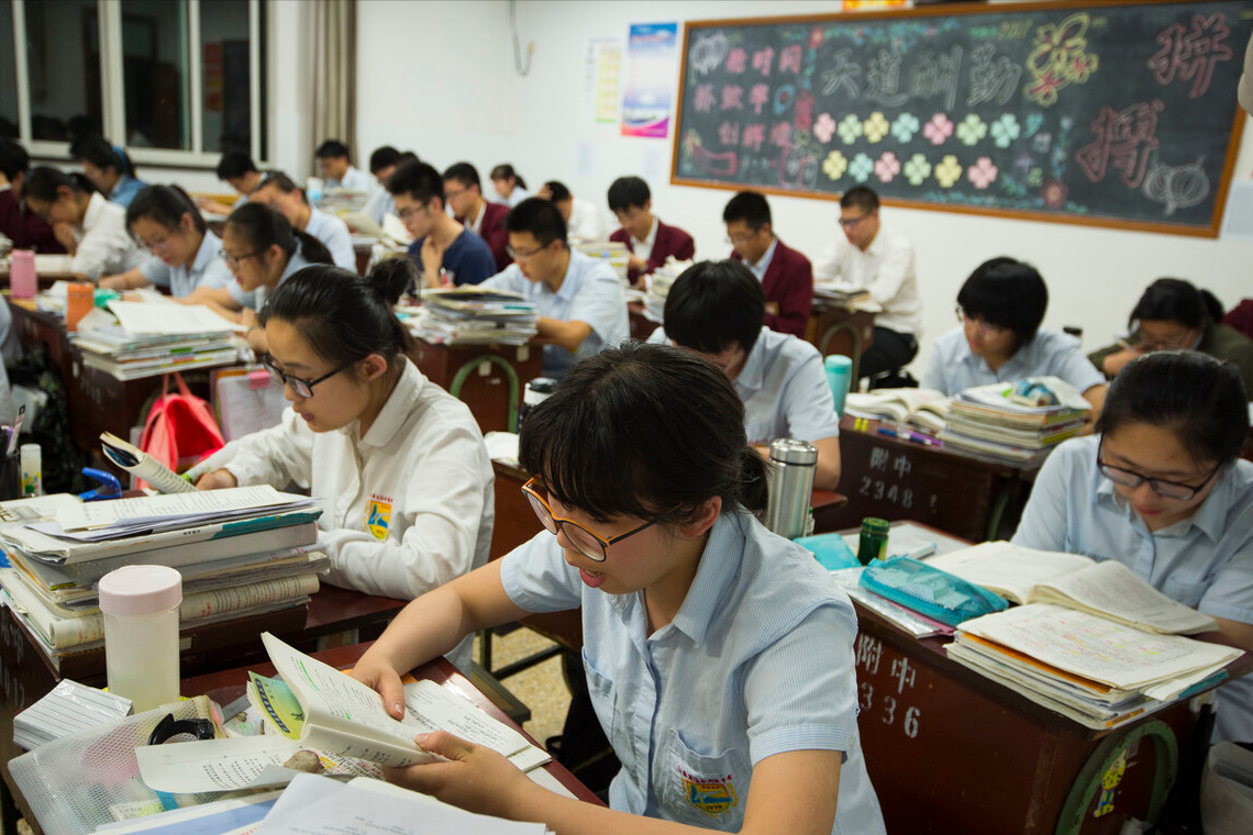 高考考生要求“更换”答题卡，遭监考老师拒绝，痛哭半小时也无用