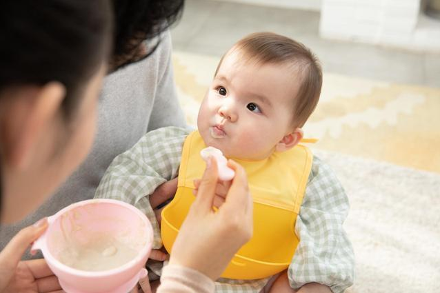 宝宝的辅食米粉应该怎么喂？这3点注意事项，爸爸妈妈先看看吧