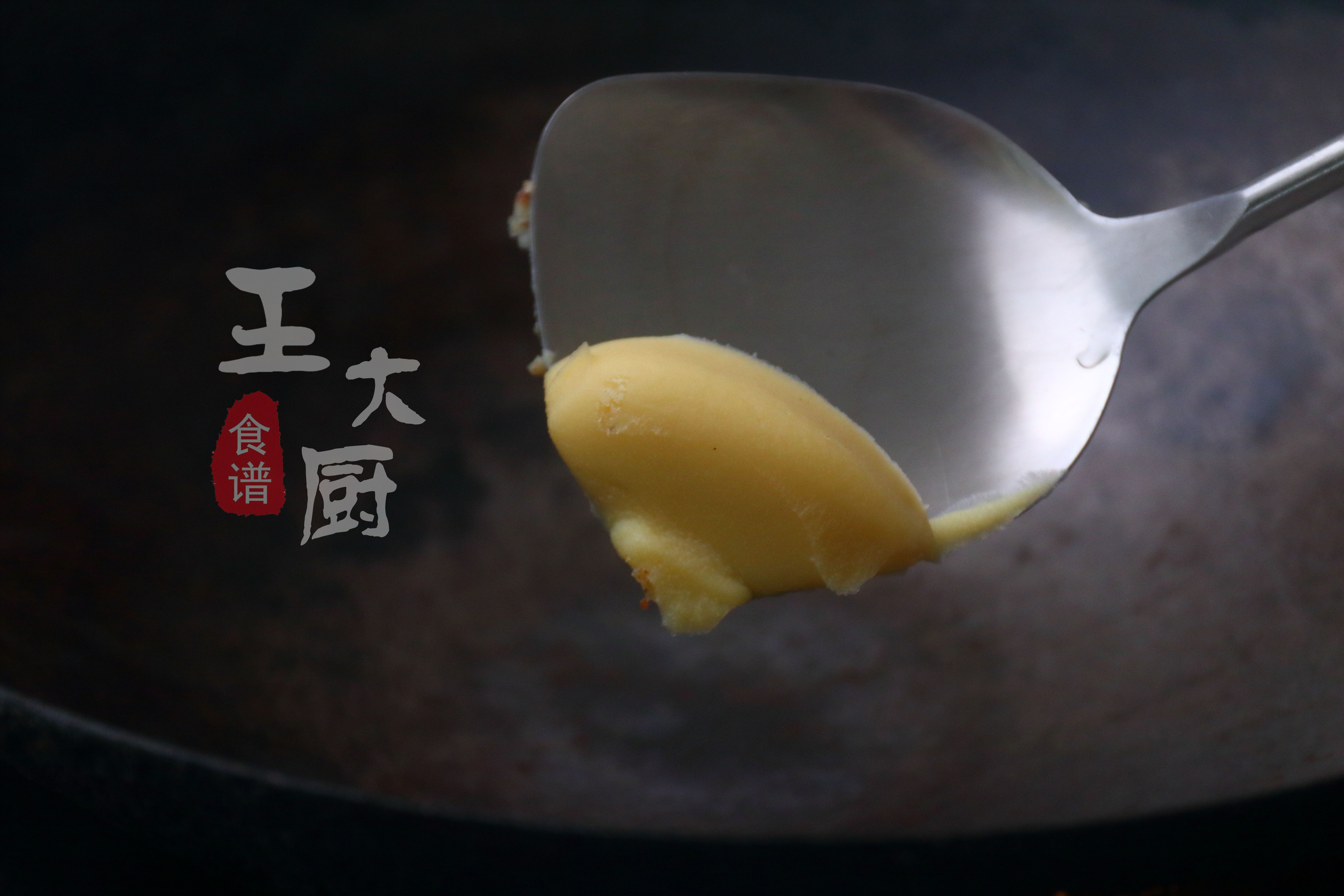 酸菜炖大骨头的做法（11步做出酸菜炖大骨酸香可口）