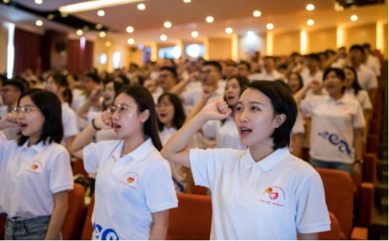 大学入党有多“难”？需要同时满足4个硬性条件，大一就得规划好