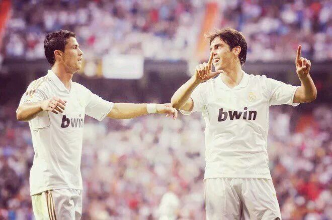 c罗卡卡牵手背影图片(卡卡与c罗连线的四年伯纳乌岁月,是银河战舰回不