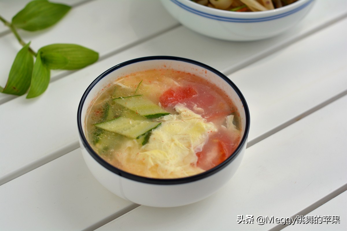 黄瓜,西红柿清洗干净,鸡蛋2个准备好;2. 黄瓜切片,西红柿切片3..