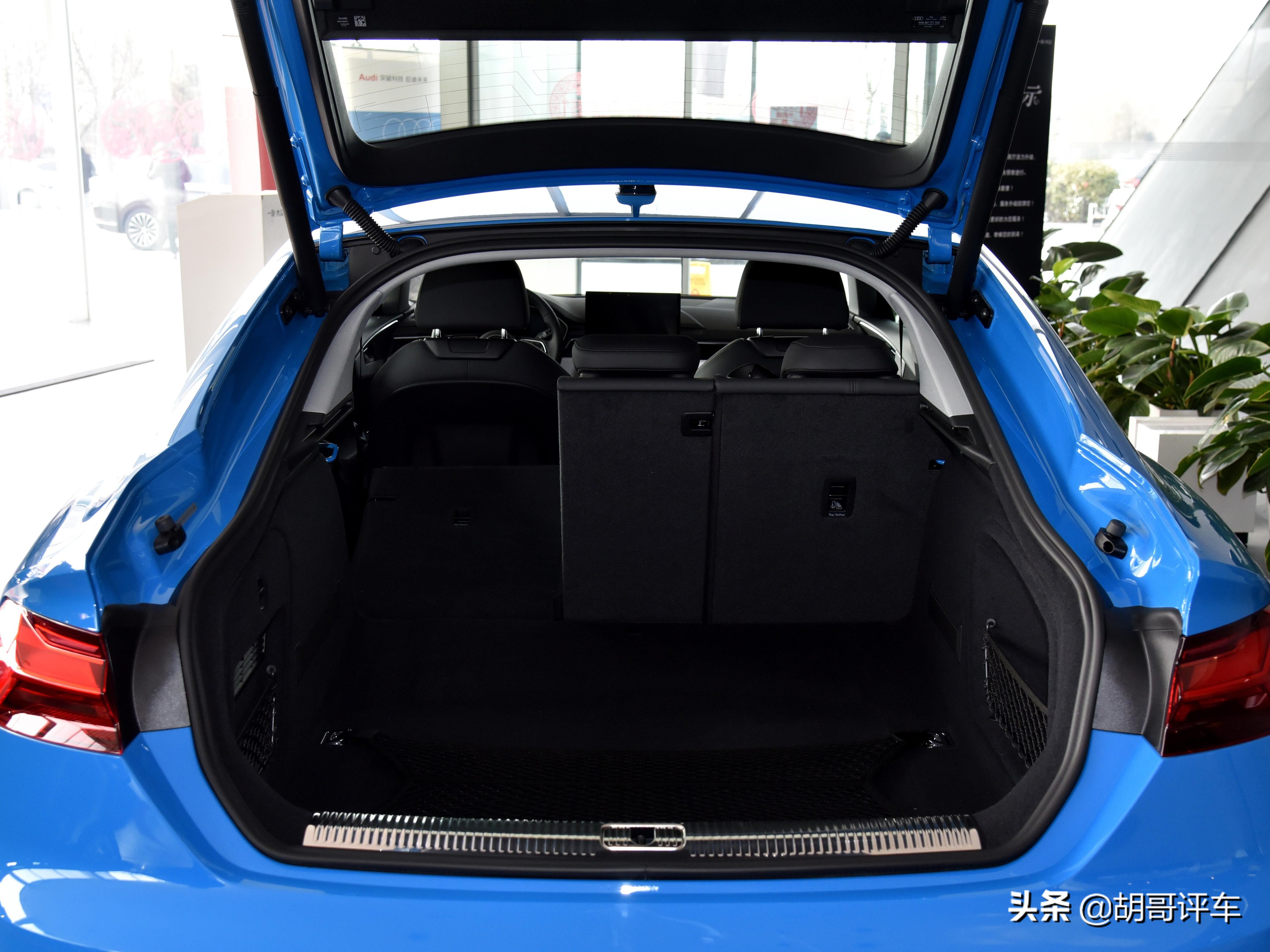 204马力，quattro适时四驱加持，颜值高，实拍奥迪A5