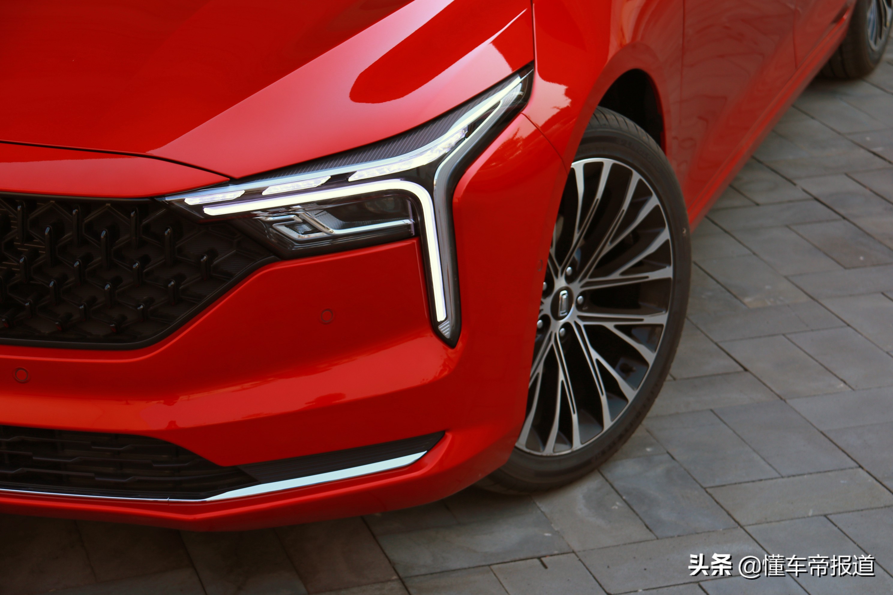 新车｜自带“爆款”基因，换装2.0T发动机！试驾新款奔腾B70