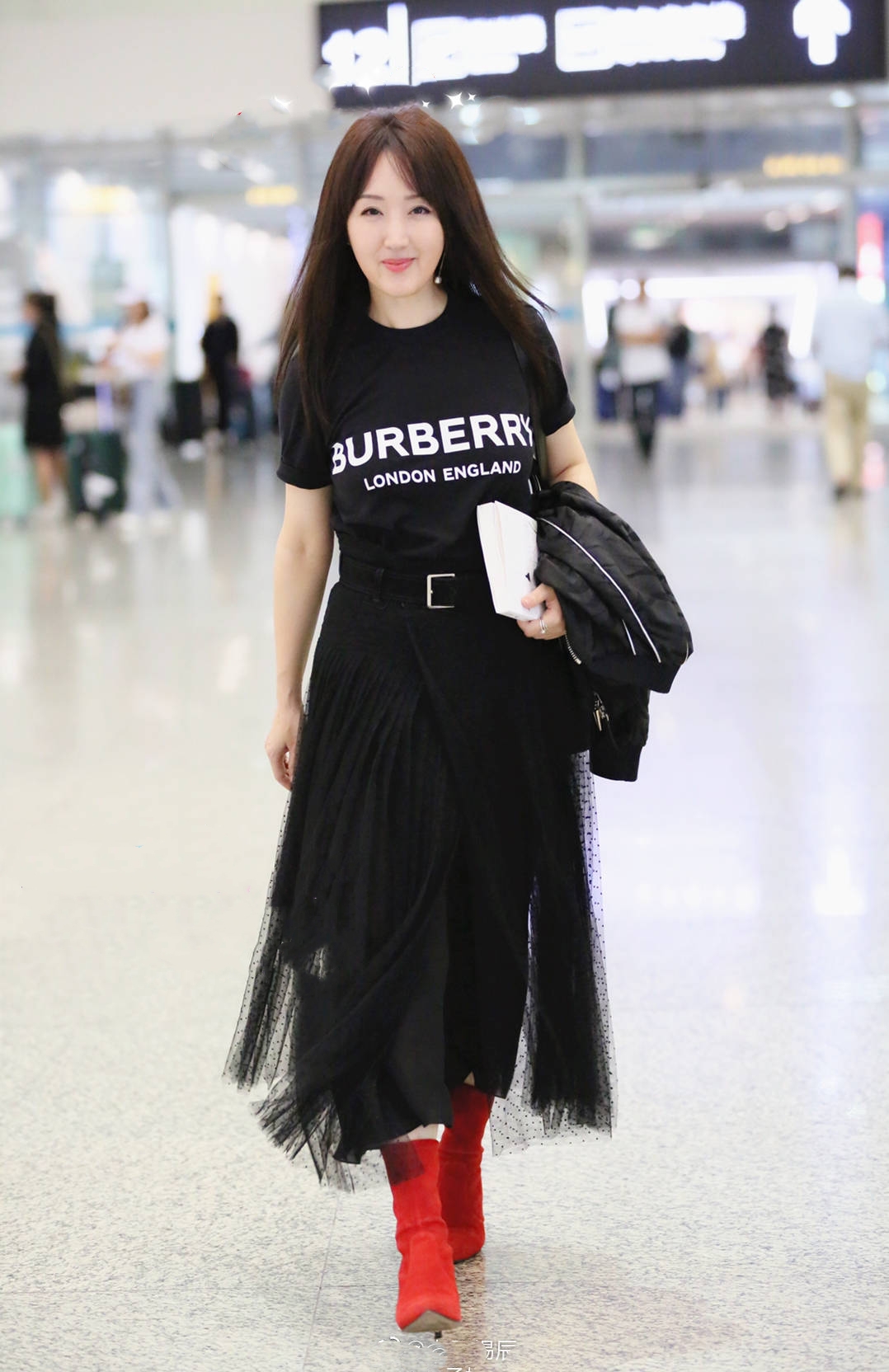杨钰莹终于不穿阔腿裤,黑纱裙搭红筒靴走机场,158cm也有大气场