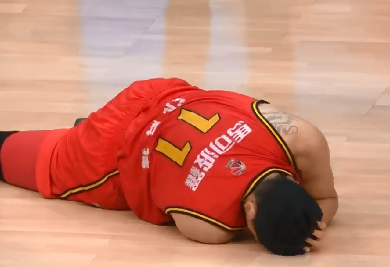中国篮球受伤队员(中国男篮离队第一人浮出水面！沈梓捷颈部伤病严重，或率先被淘汰)