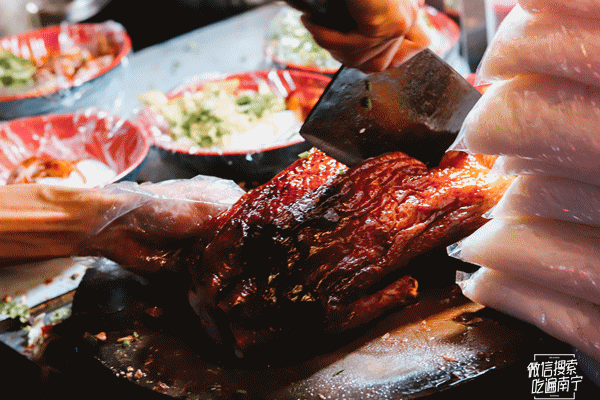 这家晚上10点半才开摊的烧鸭粉！还没开摊就有人在排队
