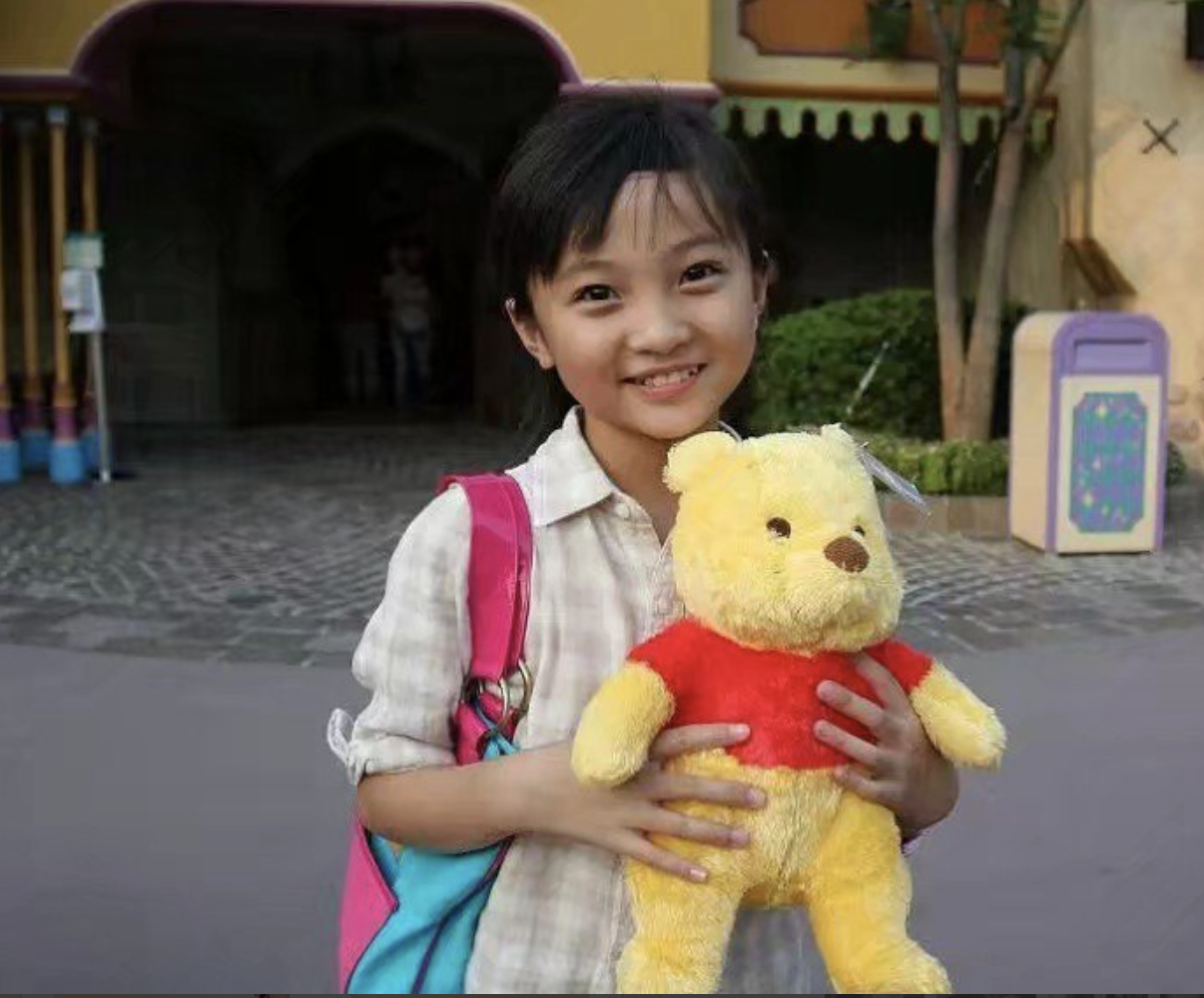 21岁林妙可感恩奥运，张艺谋却追悔莫及，代唱的杨沛宜完成逆袭