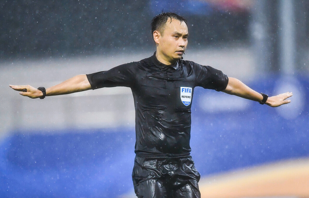 然而,比赛中最抢镜的还不是佩莱,而是主裁判王竞的4次争议判罚.