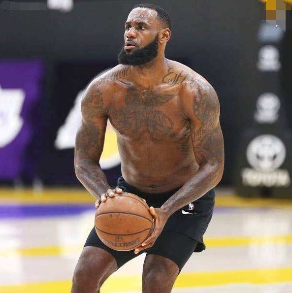 nba球员为什么和足球不一样(NBA球员壮如牛，但腹肌不如足球运动员明显？球员：赛季想报销？)