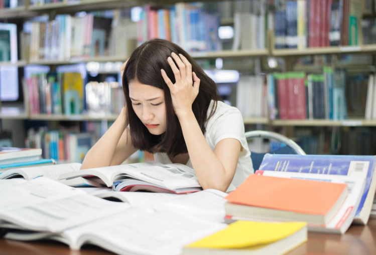 同样是法学生就业，律师事务所和公务员差距大，工作多年见分晓