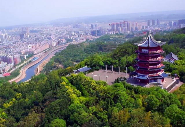 南充西山風景區:西山風景區位於南充市郊新建鄉境內,舞鳳山,人頭山,棲