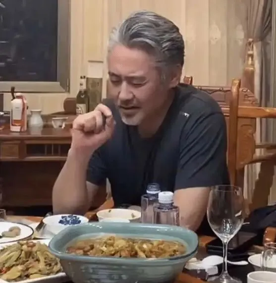 回首2019年“吴秀波出轨”事件，以为是情乱惹祸，真相却暗藏玄机