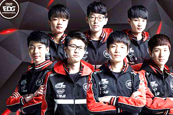 全国高校炸了！深夜裸奔，倒立洗头，剃光头，孩子们为何这么疯狂