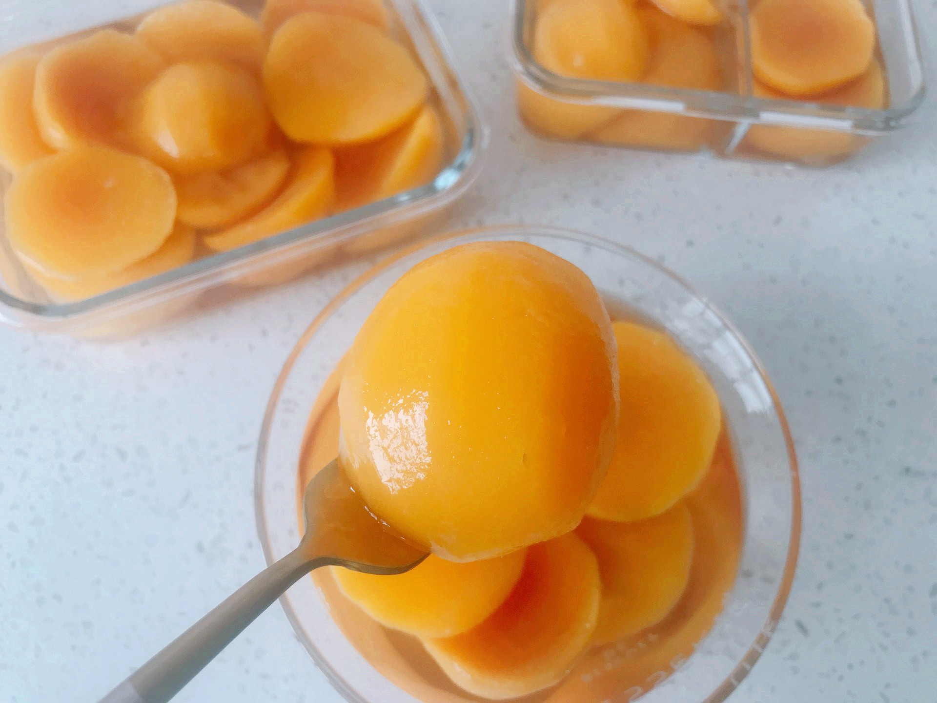 炎炎夏日来一碗冰镇黄桃罐头吧,酸甜美味,老少皆宜,保存时间久