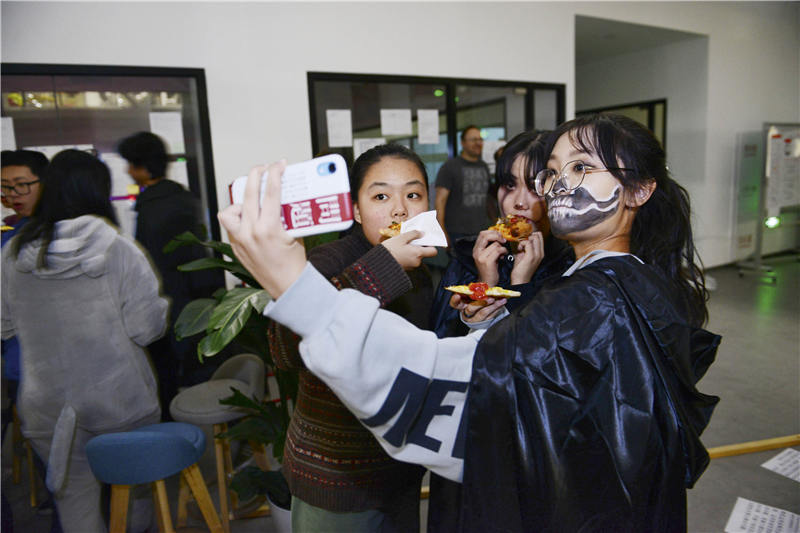 两个“疯狂的黄庄”：传统向左，创新向右，探索未来中国教育的可能性