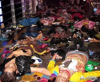 前,2010年11月22日夜里发生在金边钻石岛送水节活动上的严重踩踏事件