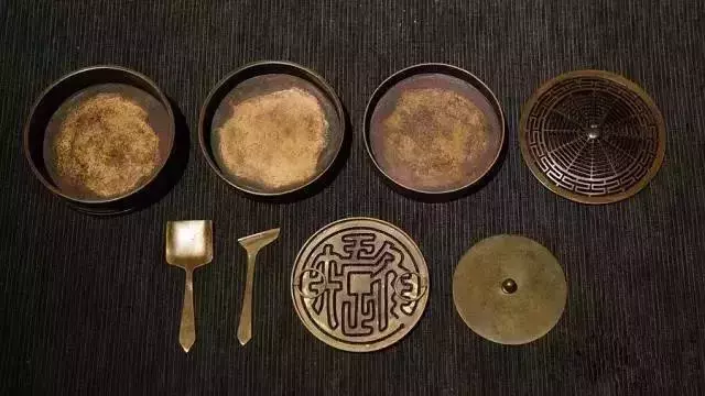 别有情趣的香炉,燃尽后的香灰是一幅画!