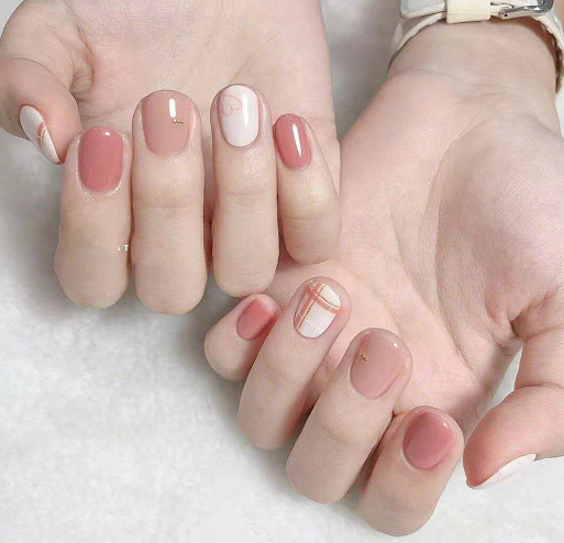 很多年轻人都在抖音或其他app上看到好看的美甲款式,极容易产生冲动