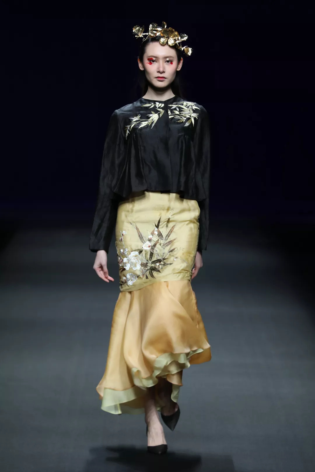 香云纱:民国女子的最爱,传承600年的手工艺,浸染时光的美