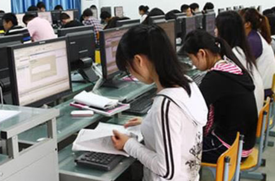 学生被民办本科录取，学费一年2.8万，家长无奈，生活费该给多少