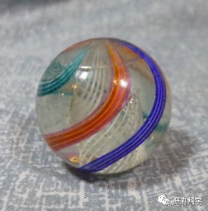 玻璃弹球里的花纹是用什么做的，玻璃球里的图案生成工艺介绍