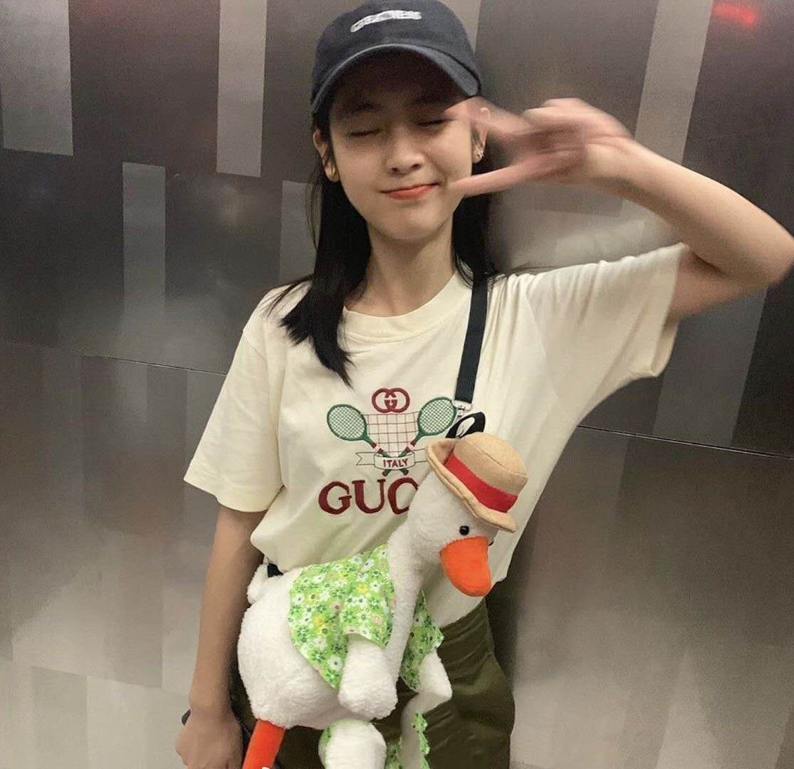 少女邢菲美出新高度，清新的春装穿搭，散发出甜美初恋风