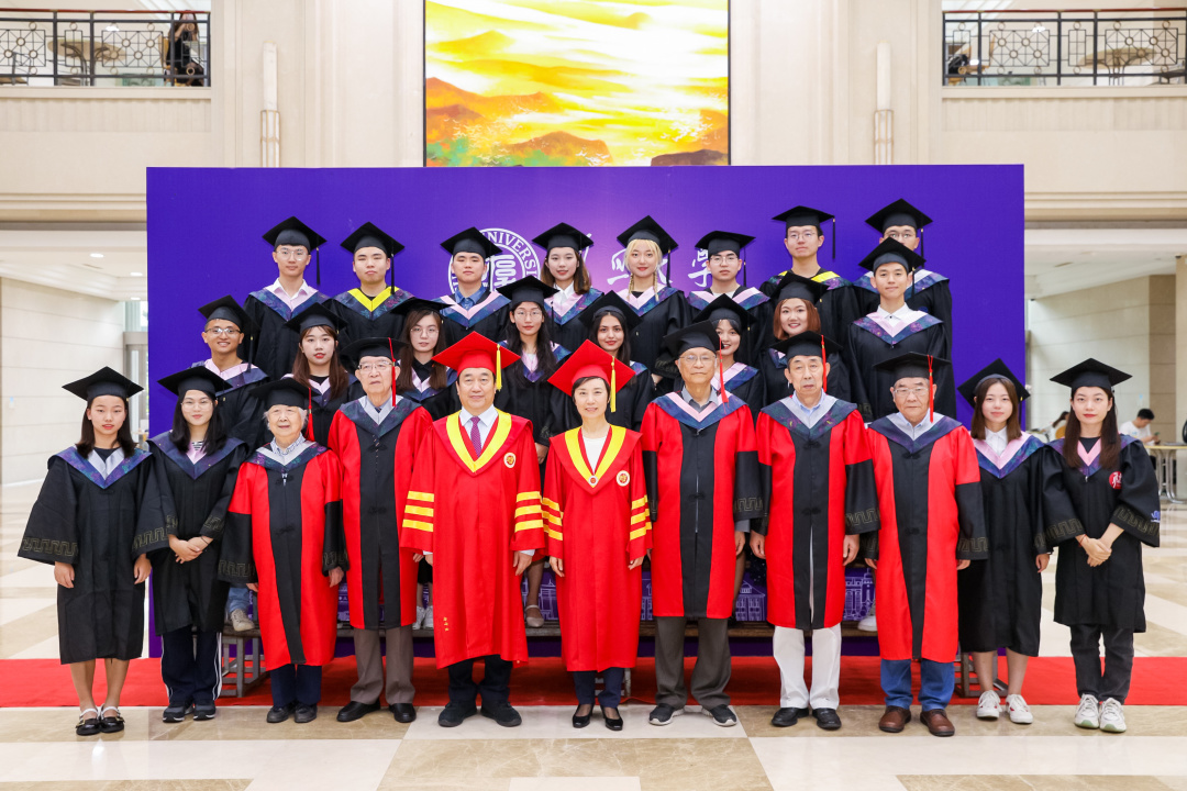 毕业季，复旦大学书记校长喊毕业生合影啦！