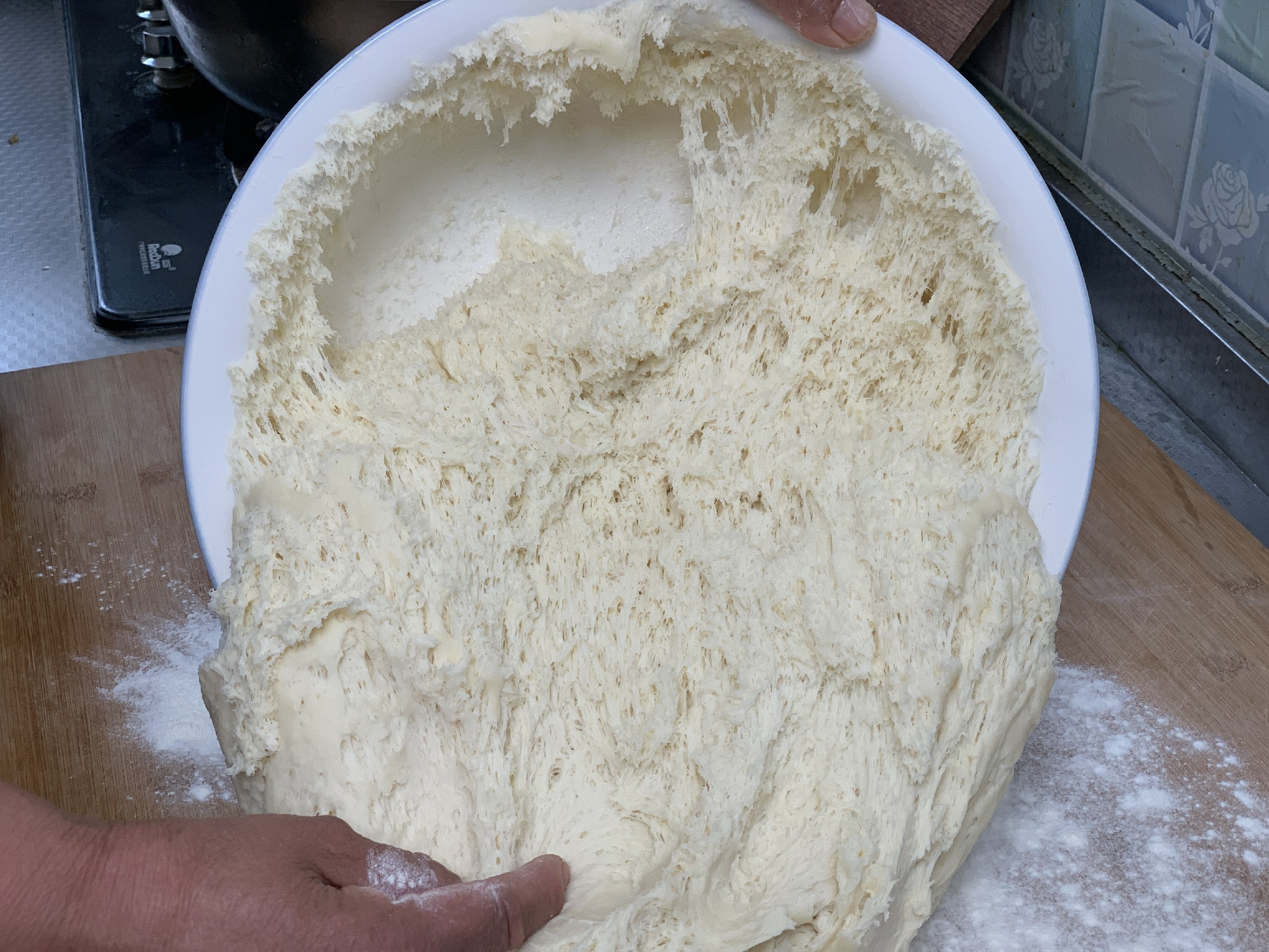 蒸馒头时，用冷水还是热水？牢记4点，馒头蓬松暄软不塌陷