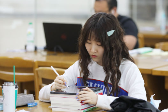 武汉多所民办高校“涨价”，学生陷入两难选择，继续读还是选退学