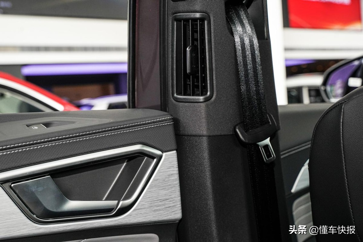 尺寸够大、配置具备豪华感，到店探访大众全新SUV揽境