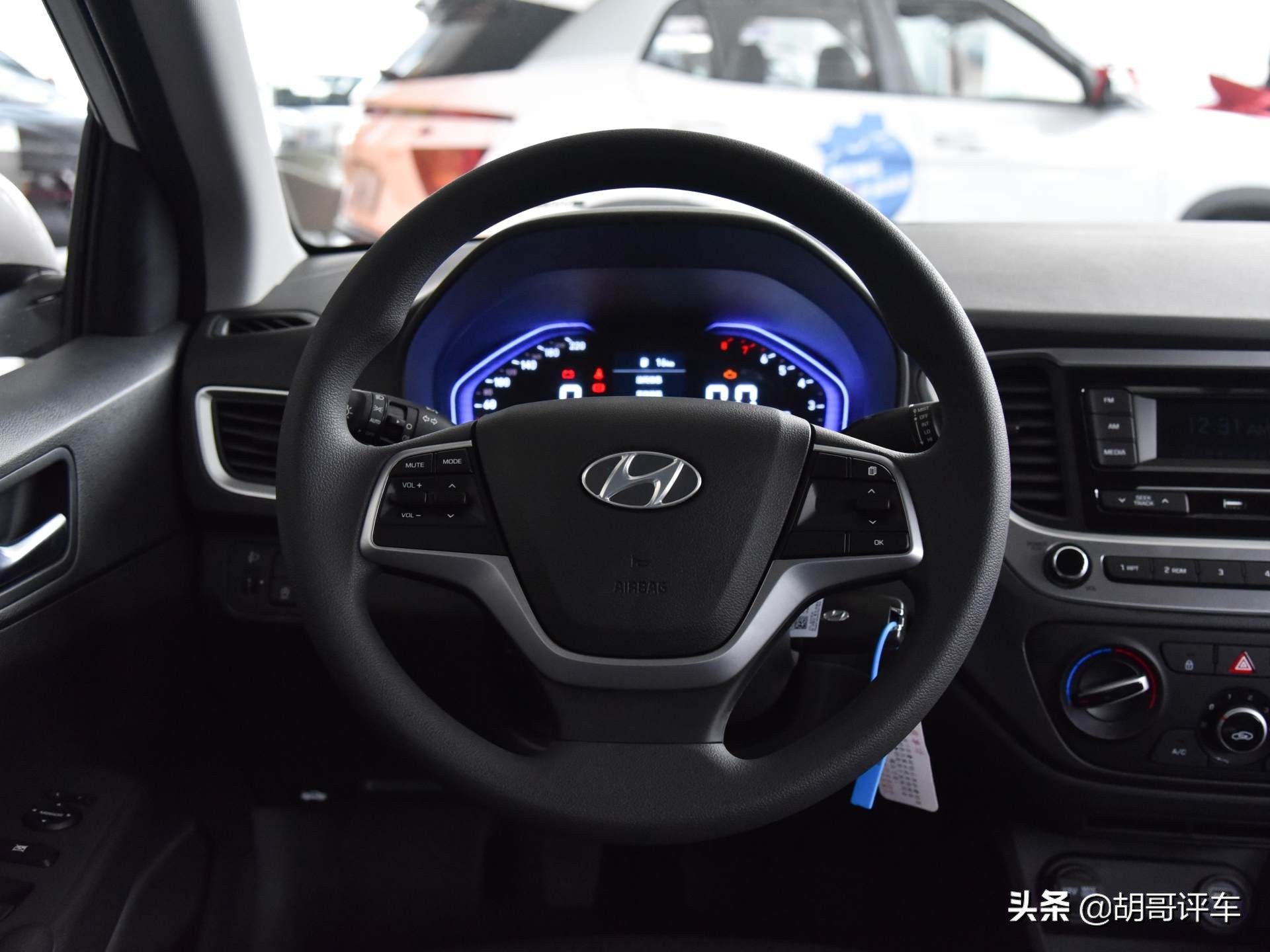 外观跟上时代，价格很合适的合资轿车，实拍现代悦纳