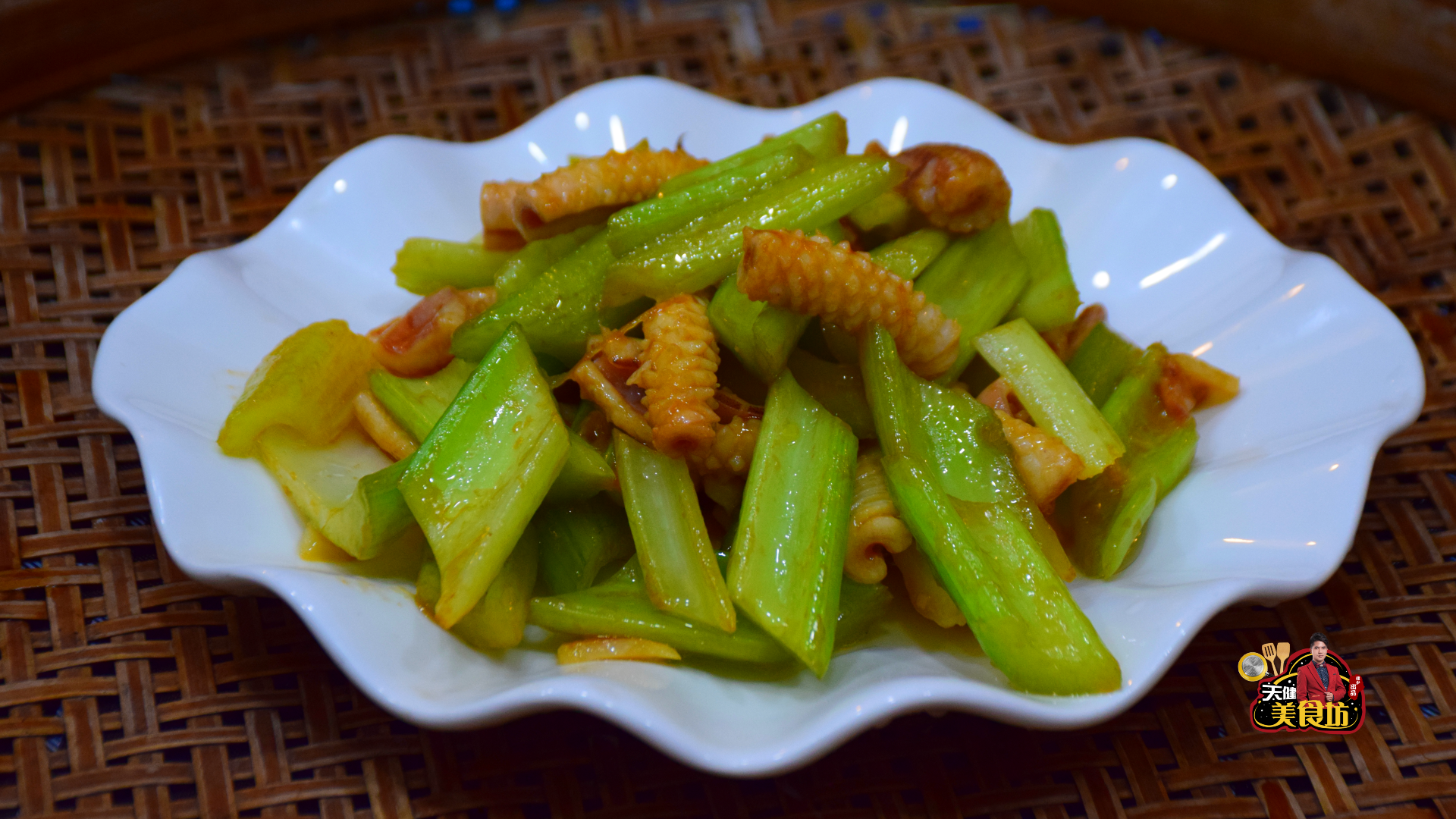 为啥饭店的西芹炒鱿鱼那么好吃?原理是有技巧的,学会你也是大厨