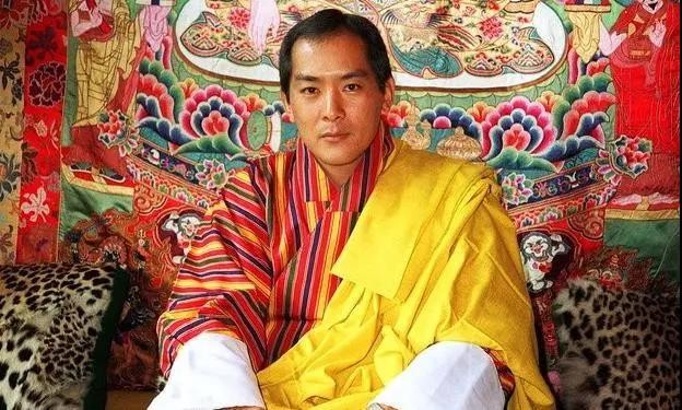不丹王母62岁生日照曝光，4个姐妹一起嫁国王，凤眼迷人风情万种