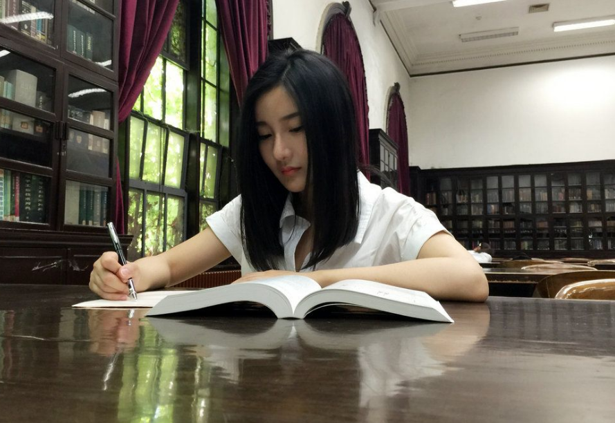 清华校花有多牛？自律美貌缺一不可，看完作息后我“甘拜下风”