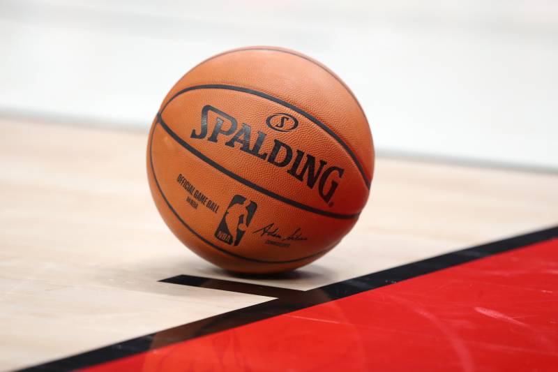 为什么nba换篮球品牌(NBA将更换官方用球品牌，你可能不知道的Spalding和Wilson故事)