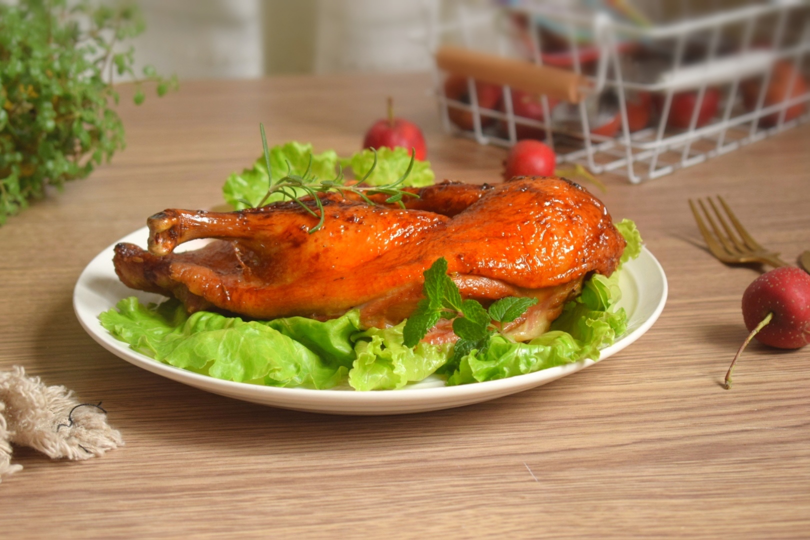 想吃脆皮烤鸭不用去饭店，这样做方法很简单，皮脆肉还嫩，真香