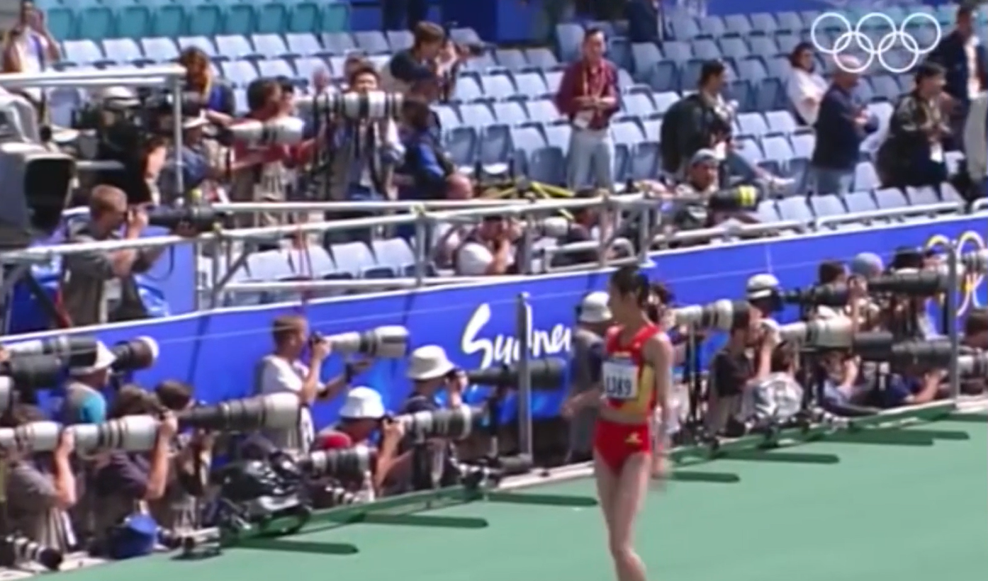 20公里竞走为什么举黄牌（中国小将夺得冠军无人欢呼，只能自己默默绕场地庆祝）