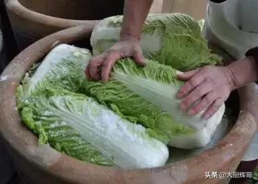 入冬后，东北人喜欢吃这菜，分享酸菜的4种腌制方法，一看就会