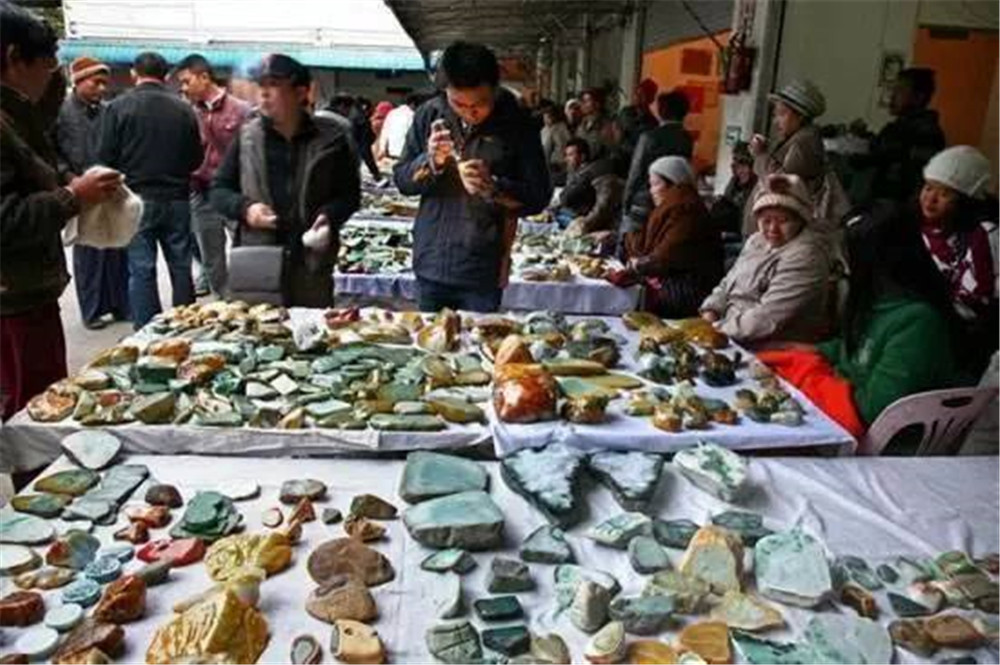瑞丽哪里能买到货真价实的翡翠(中缅边境有个最大珠宝市场，卖玉石就像卖白菜，100元能买一堆)